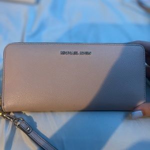 Michael Kors Pink mini bag and wallet! Only been used 2 or 3 times!